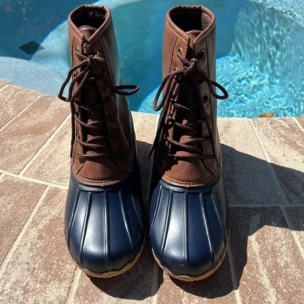Waterproof Adam Duck Boots Tan leather, blue rubber on bottom Men’s Size 8 NWOT